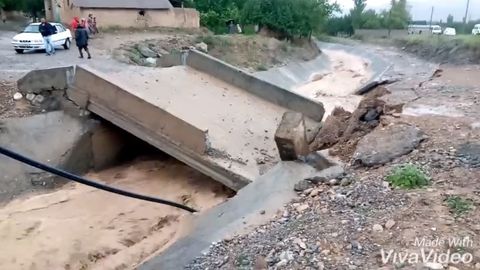 Farg‘onada sel kelishi oqibatida ko‘prikka zarar yetdi (video)