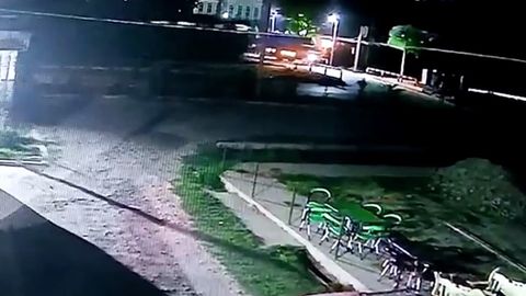 Сурхондарёда «ЗИЛ» юк машинасини тепловоз уриб кетди (видео)