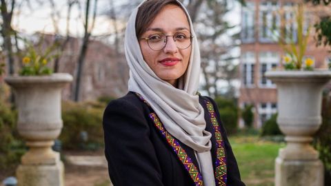 “Kelib, meni o‘ldirishlarini kutib o‘tiribman”. Afg‘onistondagi sanoqli ayol siyosatchilardan biri Zarifa G‘afforiy toliblar tomonidan bosib olingan Kobulda qolib ketdi. Mana uning hikoyasi