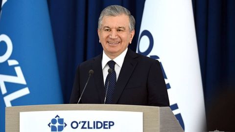 “Ruxsat berish menda emas, senda. Hozir men kandidatman”. Shavkat Mirziyoyev saylovchilar bilan uchrashuvda moderatorga hazil qildi