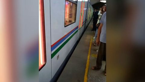 “Buyuk ipak yo‘li” metro bekatida poyezd eshiklari ochilmay qolgani aytilgan video tarqaldi. Holat bo‘yicha izoh berildi