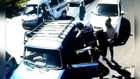 Toshkentda to‘qnashgan 3 ta avtomobil haydovchilari o‘zaro mushtlashib ketdi