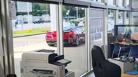 Video: Dilerlik markazidan o‘g‘irlab ketilgan yangi Chevrolet Corvette