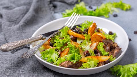 Tovuq jigari va nokdan tayyorlanadigan salat retsepti