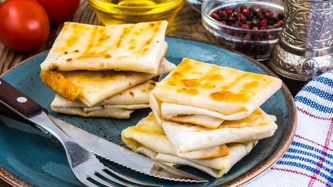 Nachinkasiga kolbasa va pishloq qo‘shib tayyorlanadigan lavashli yegulik retsepti