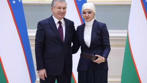 «Президентимизни ўпиб, раҳмат айтаман, дегандим». Обид Асомовнинг қизи ҳазил тариқасида айтган гапи ҳақиқатга айлангани ҳақида (видео)