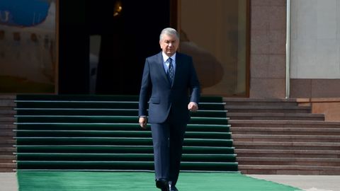 Шавкат Мирзиёев ШҲТ саммитида иштирок этиш учун Душанбега жўнаб кетди