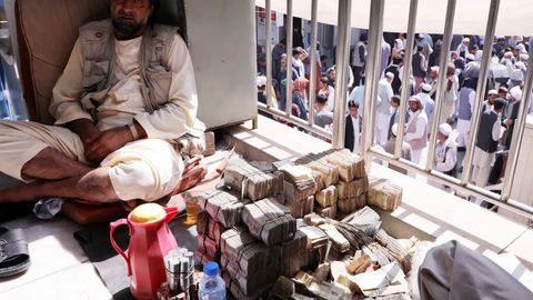 Foto: Kobulda “Tolibon” hokimiyat tepasiga kelganidan buyon birinchi marta valyuta ayirboshlash bozori ishga tushdi