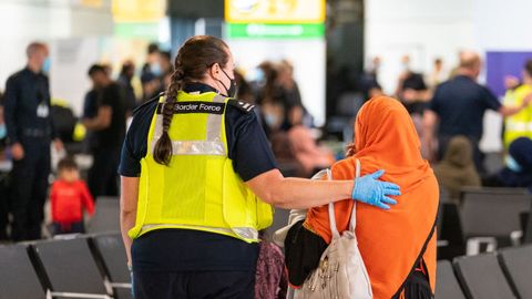 Buyuk Britaniya Afg‘onistondan evakuatsiya qilingan afg‘onlarga o‘z hududida doimiy yashash huquqini beradi