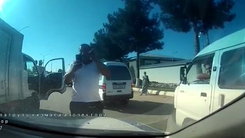 Самарқандда ўғлига жарима белгилаган ЙПХ ходимини ҳақорат қилиб, унга тош отган ота 15 суткага қамалди