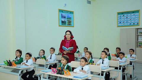 Туркманистон мактабларида ўқув йили октябрдан бошланадиган бўлди