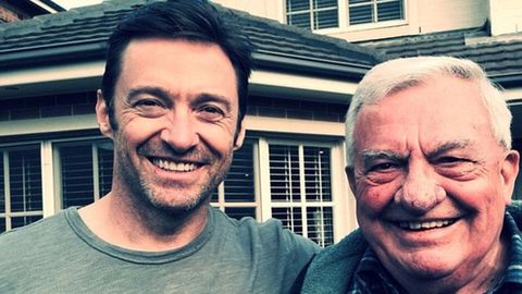 Голливуд юлдузи Хью Жекман отаси вафот этганини маълум қилди