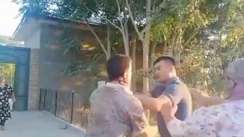 Qashqadaryoda aliment qarzdorligini undirishga kelgan MIB xodimini temir bo‘lagi bilan urgan shaxsga jinoyat ishi qo‘zg‘atildi
