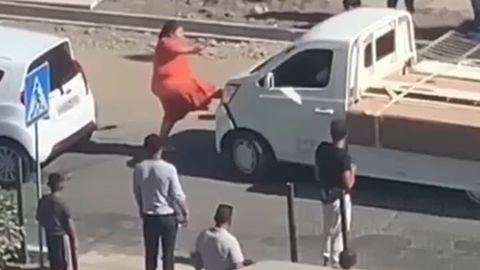 Avtomobilda ayolni turtib ketgan haydovchi videosi bo‘yicha izoh berildi