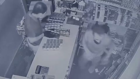 Toshkentda uch nafar erkak tamaki do‘koni devorini teshib kirib, 46 mln so‘mlik mahsulotlarni o‘g‘irladi (video)