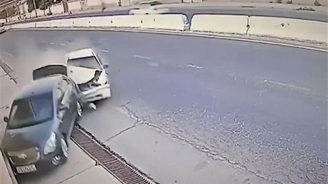 Sirdaryoda Nexia yo‘l chetida turgan Cobalt’ga borib urildi (video)