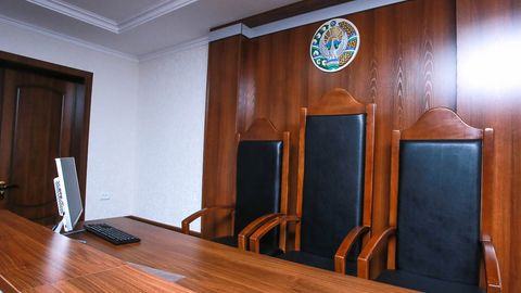 Сирдарёда «аёллар дафтари»га киритилган фуқародан 400 доллар пора олган ҳоким ўринбосарига суд ҳукми ўқилди