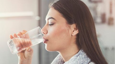 Nima uchun tongni iliq suv ichish bilan boshlash kerak?