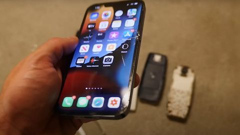 iPhone 13 Pro va Nokia 3310 o‘zaro mustahkamlik sinovida taqqoslandi. Natijalar hayratlanarli bo‘lib chiqdi