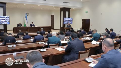 Олий Мажлис Сенатининг ялпи мажлисида қонун муҳокамаси адлия вазири ва сенаторлар ўртасидаги дебатга айланиб кетди (видео)