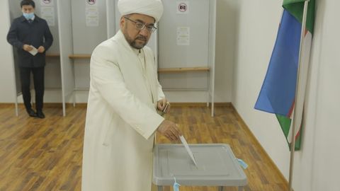O‘zbekiston muftiysi Nuriddin Xoliqnazarov saylovda ovoz berdi (foto)