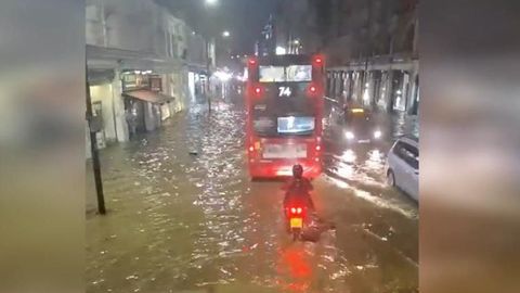 Kuchli yomg‘ir tufayli London ko‘chalarini suv bosdi