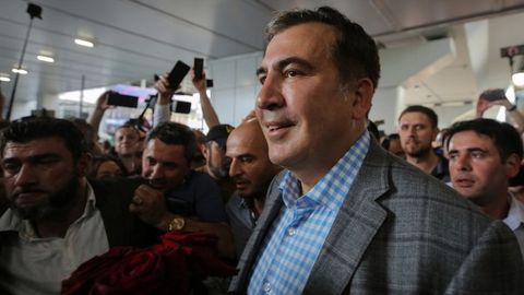 Шифокорлар қамоқхонада очлик эълон қилган Саакашвилини касалхонага ётқизишни тавсия қилди