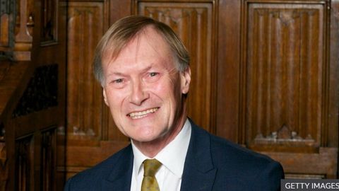 Британияда парламент депутати пичоқлаб ўлдирилди. Қотиллик сайловчилар билан учрашувда содир этилди