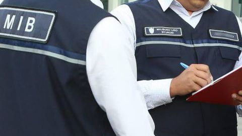 Jizzaxda qarzdorlikni undirishga kelgan MIB xodimi ota-bola tomonidan kaltaklandi