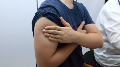 O‘zbekistonda Pfizer vaksinasi bilan 12 yoshdan katta bolalarning qanchasi emlangani ma’lum qilindi