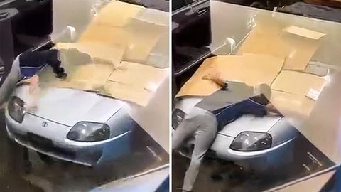 Video: Toyota Supra’sini tanasi bilan do‘ldan himoya qilayotgan haydovchi