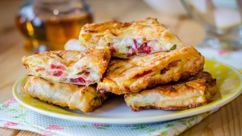 Sosiska va pishloq qo‘shib, lavash xamiridan antiqa yegulik tayyorlaymiz