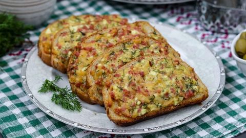 Sosiska va pishloqdan tayyorlanadigan mazali buterbrod