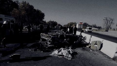 Samarqandda Nexia beton to‘siqqa urilib, yonib ketdi. Ikki nafar yo‘lovchi voqea joyida vafot etgan