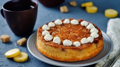 Banan va tvorog qo‘shib, ajoyib ta’mga ega pirog tayyorlaymiz