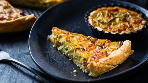 Tushlik uchun ajoyib tanlov bo‘la oladigan piyozli pirog retsepti