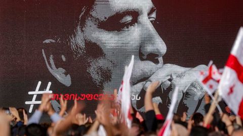 Gruziya qamoqxonasida Saakashviliga qon quyilgach, uning ahvoli barqarorlashdi