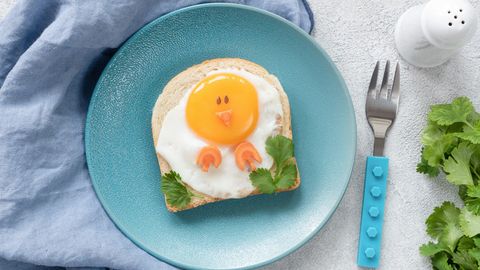 Tuxumni bolaga necha yoshdan va qanday ko‘rinishda berish kerak?