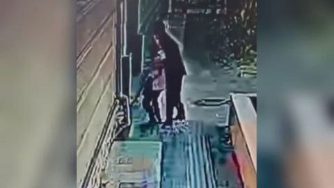 Тошкентда номаълум шахс мактабдан қайтаётган ўқувчи қизни берк кўчага олиб киришга уринди (видео)