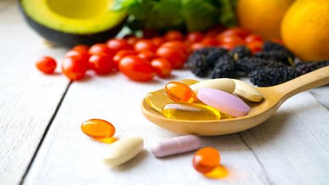 Ovqat bilanmi yoki och qoringa: Samara berishi uchun vitaminlarni qachon qabul qilish kerak?