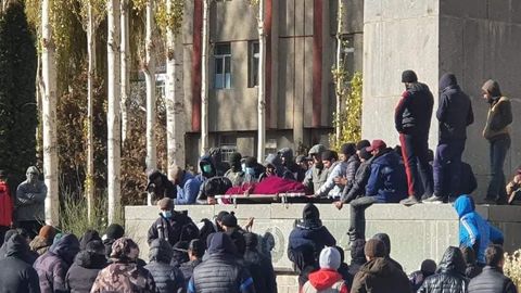 Тожикистоннинг Хоруғ шаҳрида митинг уюштирилди. Бунга қидирувдаги шахснинг отиб ўлдирилгани сабаб бўлган