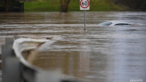Avstraliyada kuchli suv toshqinida daraxtga ilinib qolgan erkak 6 soat ichida xavfsiz joyga olib o‘tildi