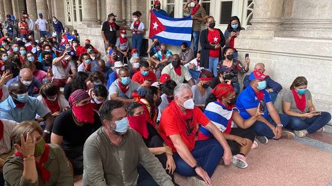 Kuba prezidenti mamlakat ichki ishlariga aralashuvga qarshi o‘tkazilgan namoyishda ishtirok etdi