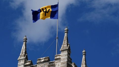 Barbados respublikaga aylandi. Endi qirolicha Yelizaveta II mamlakatning rasmiy rahbari hisoblanmaydi