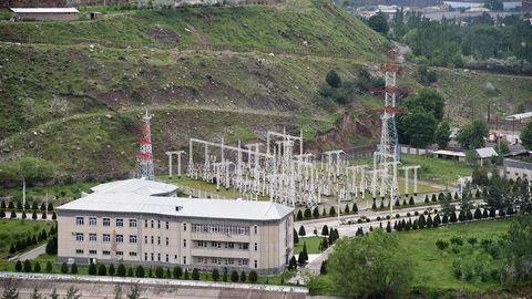 “To‘palang” GESdan yuqori bosim bilan suv chiqishi aks etgan video tarqaldi