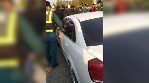 Chiroqchida IIB xodimlari talabga bo‘ysunmay qochgan haydovchi Lacetti’sining oynasini urib sindirdi (video)