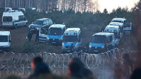 Britaniya harbiylari Polshaga Belarus bilan chegaradagi to‘siqlarni mustahkamlashda yordam beradi