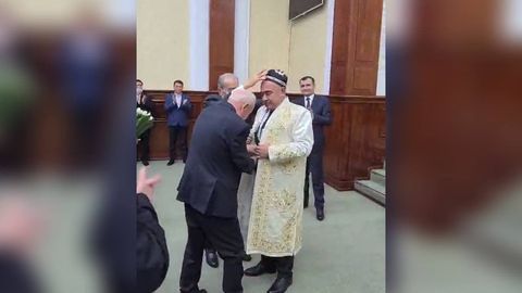 Video: Qashqadaryolik faollar Zoir Mirzayevga to‘n kiydirib, yangi lavozimga kuzatdi