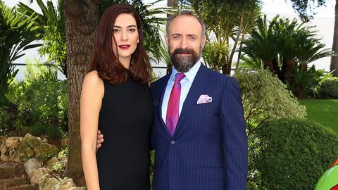 “Muhtasham yuz yil” yulduzi Halit Ergenchning rafiqasi yangi tug‘ilgan qiz farzandining surati bilan bo‘lishdi