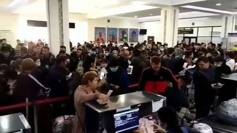 Урганч аэропортида рейси жадвалда бўлмаган 290 нафар йўловчи тўпланди